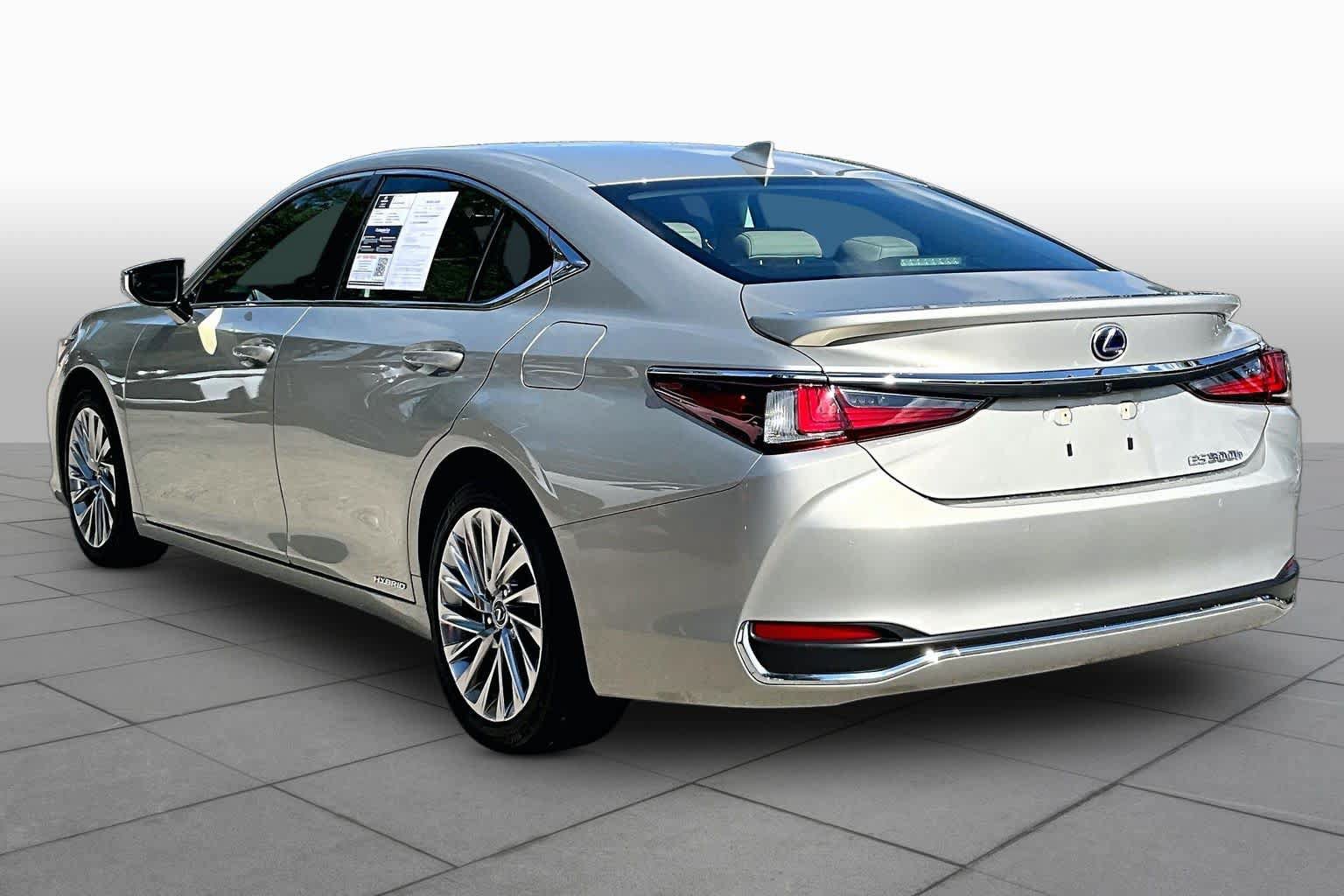 Used 2021 Lexus ES 300h Ultra Luxury w/ Accessory Package 2 FWD image 12
