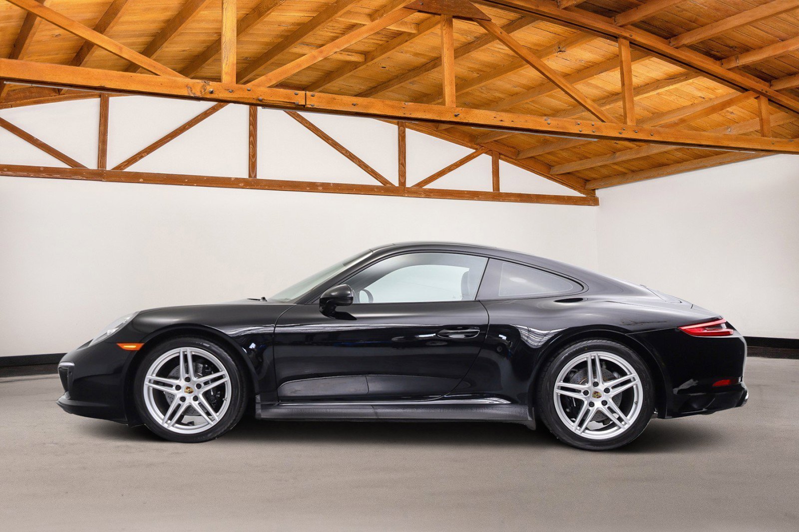 Used 2018 Porsche 911 Carrera RWD image 2