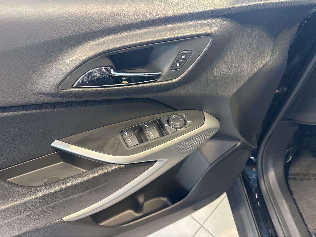 Used 2025 Chevrolet Trax RS FWD image 16