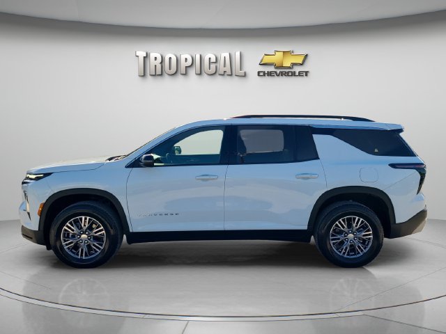 Used 2025 Chevrolet Traverse LT FWD image 2