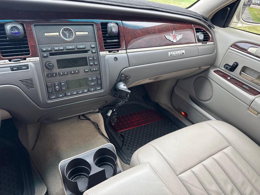 Used 2006 Lincoln Town Car Signature RWD image 15