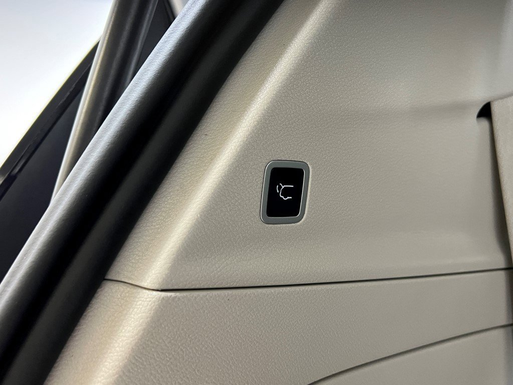 Used 2023 Chrysler Pacifica Touring-L image 11