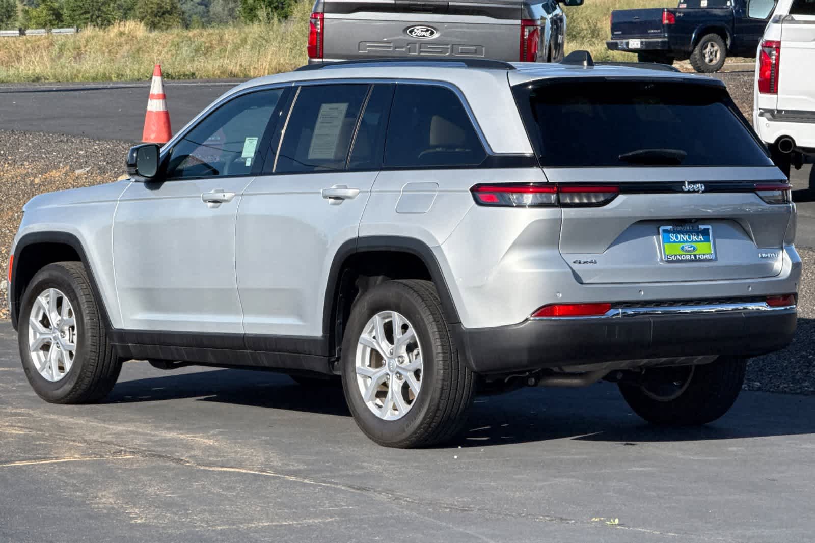 Used 2023 Jeep Grand Cherokee Limited w/ Luxury Tech Group II AWD/4WD image 6