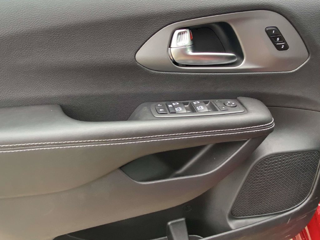 New 2027 Chrysler Pacifica Select FWD image 42