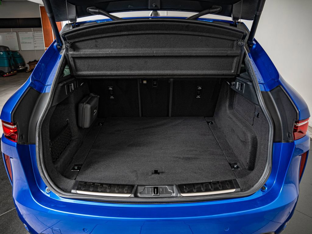 Used 2022 Jaguar F-PACE SVR image 37
