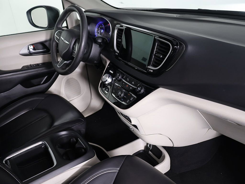 Used 2023 Chrysler Pacifica Touring-L image 25