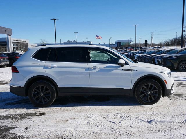 Used 2022 Volkswagen Tiguan SE w/ Panoramic Sunroof Package image 7