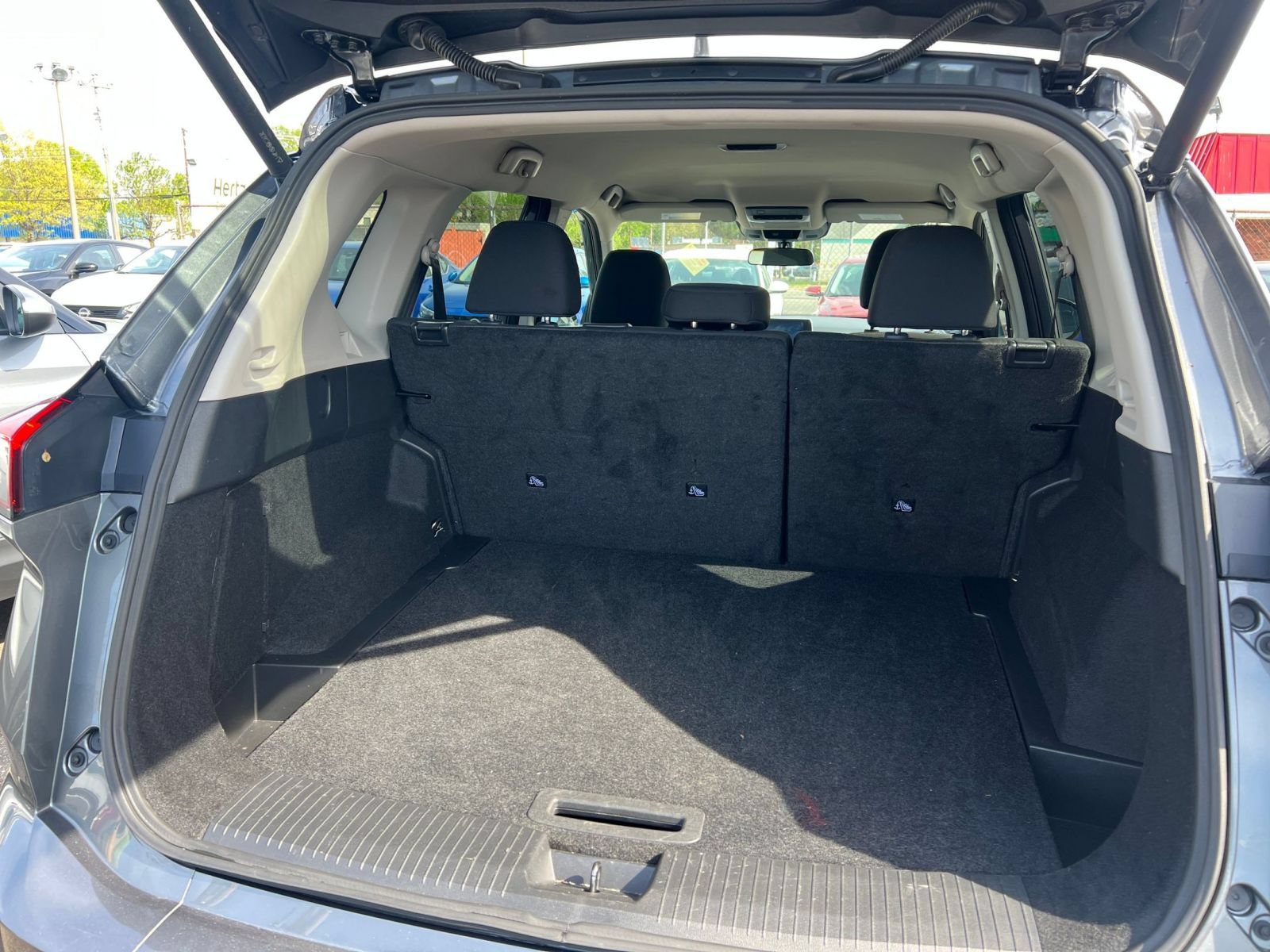 Used 2025 Nissan Rogue SV FWD image 34