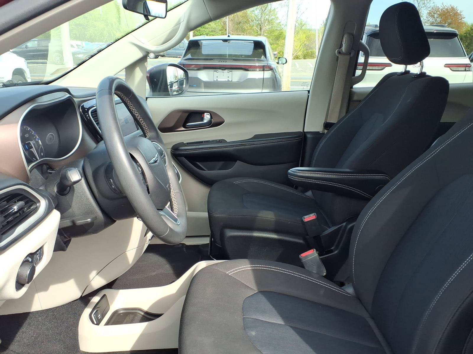 Certified 2022 Chrysler Voyager LX FWD image 18