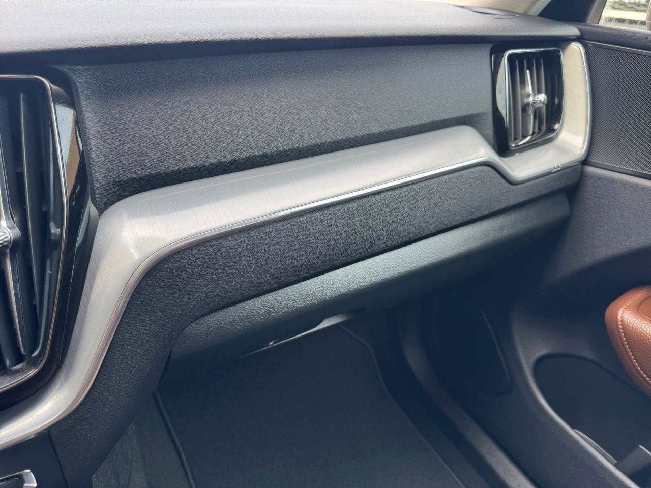 Used 2018 Volvo XC60 T6 Momentum w/ Vision Package image 20