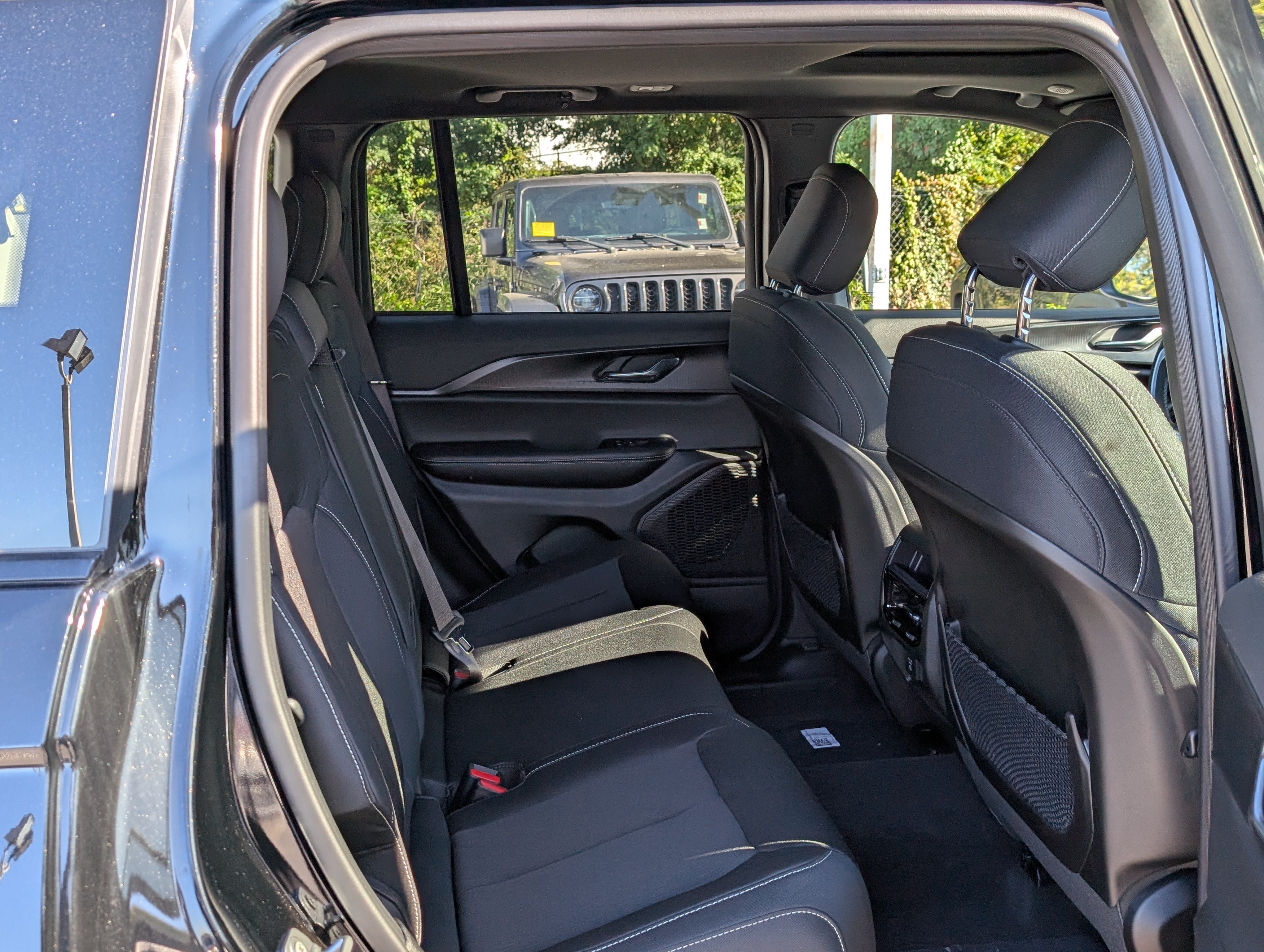 New 2025 Jeep Grand Cherokee Laredo X w/ Luxury Tech Group I AWD/4WD image 11