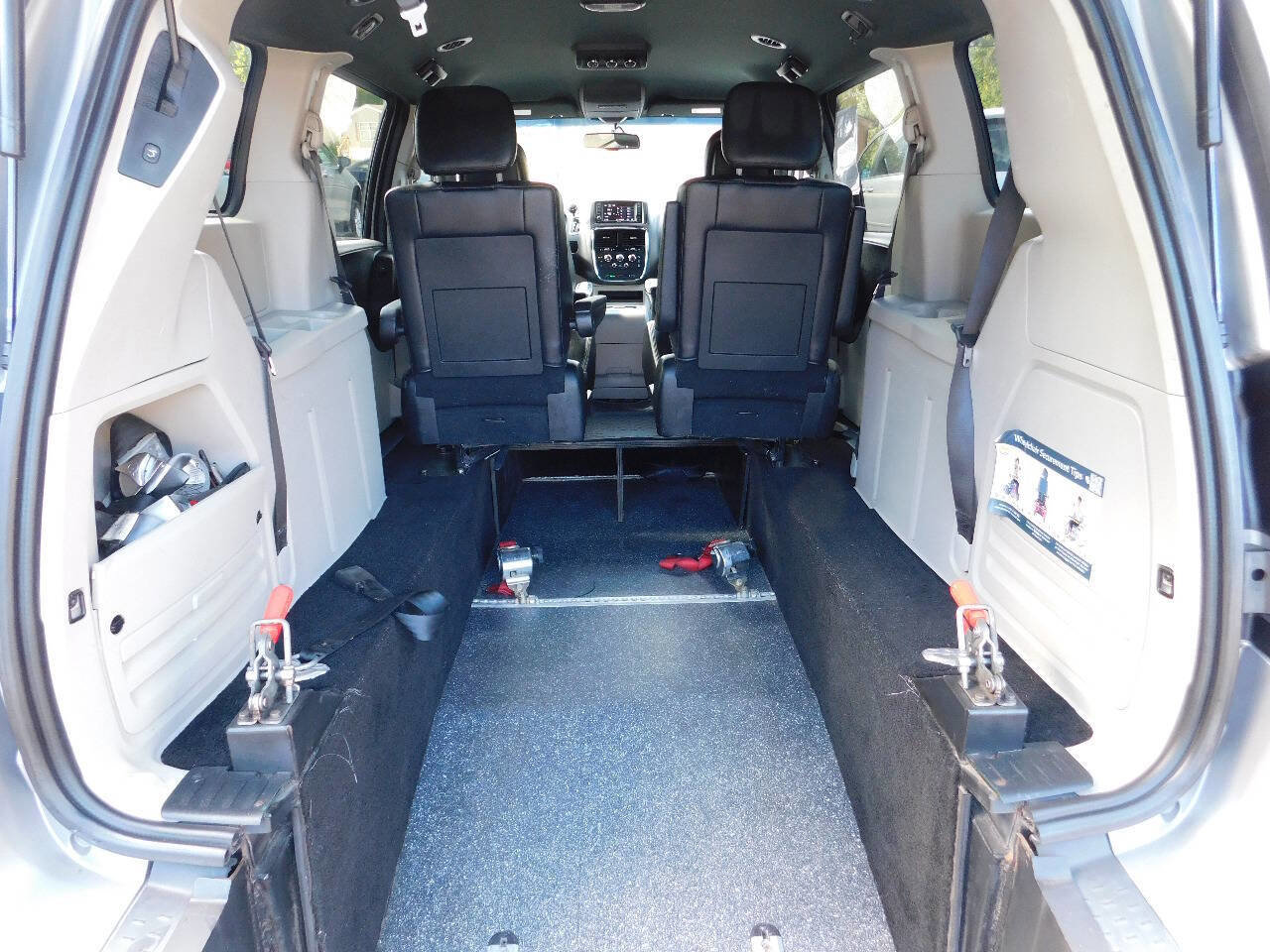 Used 2017 Dodge Grand Caravan SXT image 5