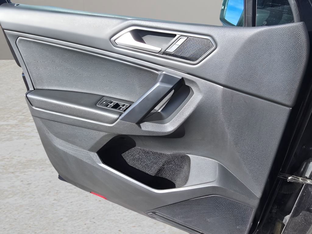 Used 2021 Volkswagen Tiguan SE R-Line image 17