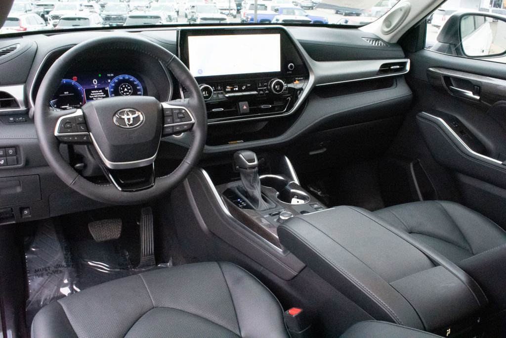 Used 2024 Toyota Highlander Limited image 23