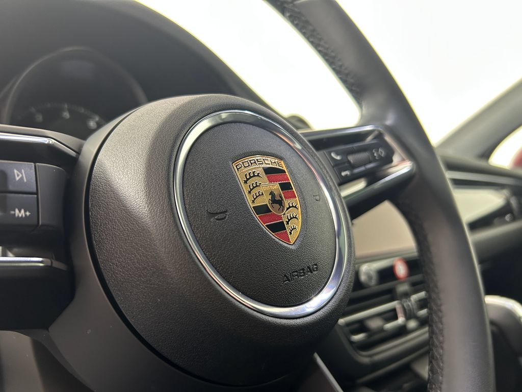 Certified 2025 Porsche Macan AWD/4WD image 17