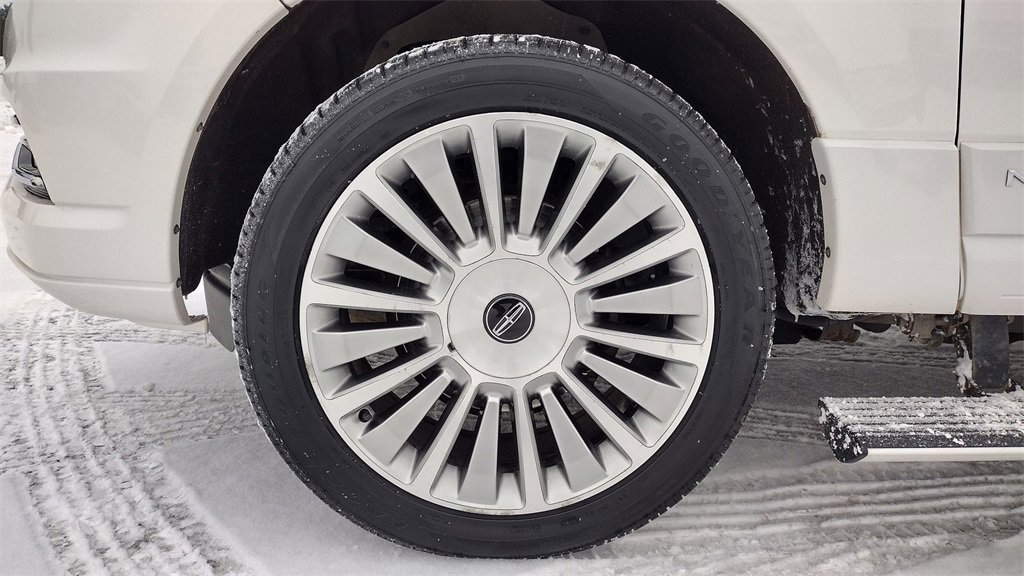 Used 2017 Lincoln Navigator Select image 9