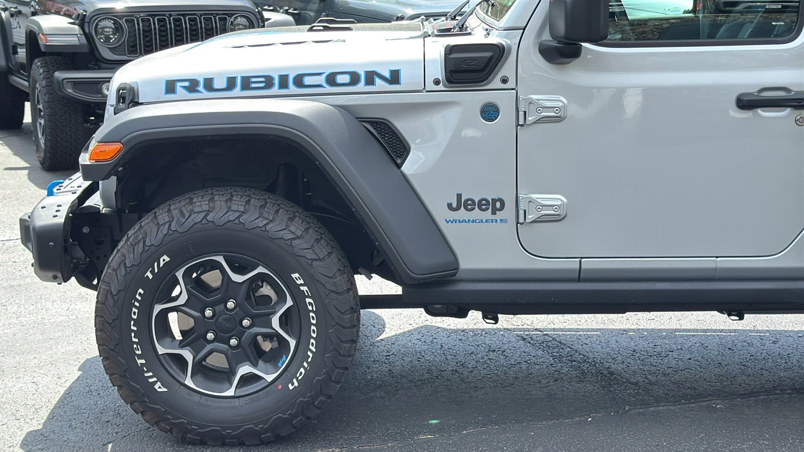 Used 2023 Jeep Wrangler Unlimited Rubicon 4xe w/ Steel Bumper Group AWD/4WD image 3