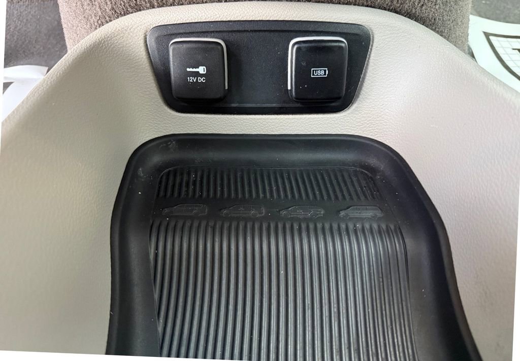 Used 2020 Chrysler Voyager Lxi image 24