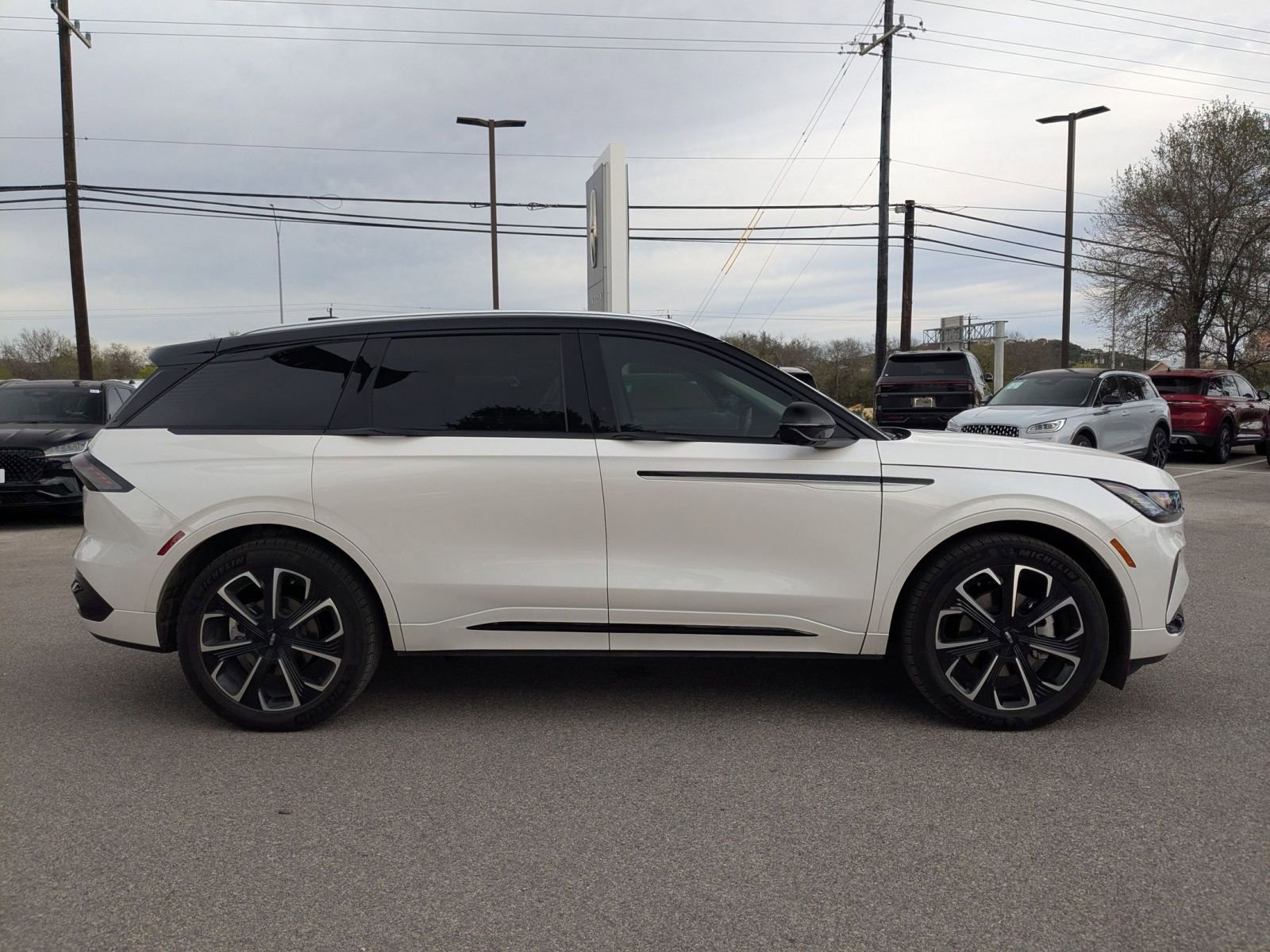 Used 2025 Lincoln Nautilus Reserve image 2