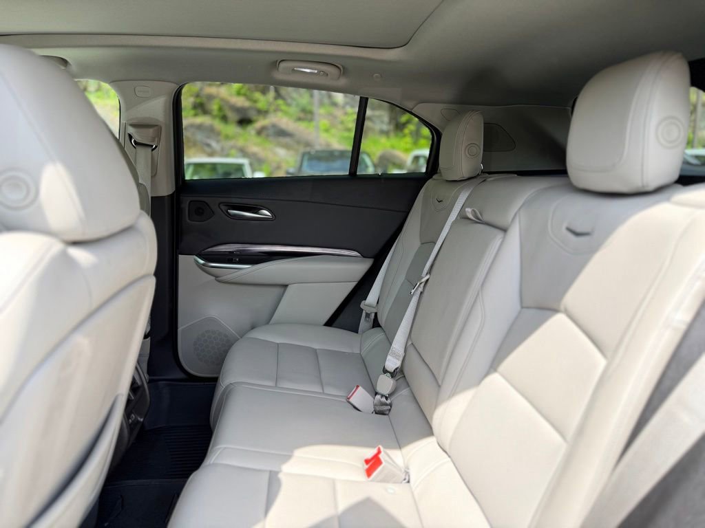 Used 2022 Cadillac XT4 Luxury w/ Cold Weather Package AWD/4WD image 6