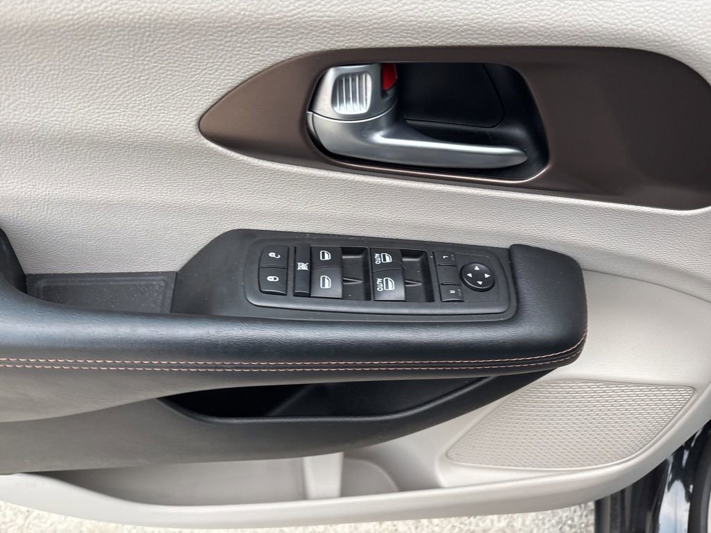 Used 2018 Chrysler Pacifica Touring-L image 9
