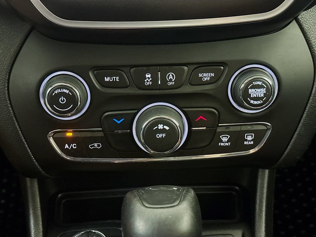 Used 2020 Jeep Cherokee Trailhawk AWD/4WD image 18