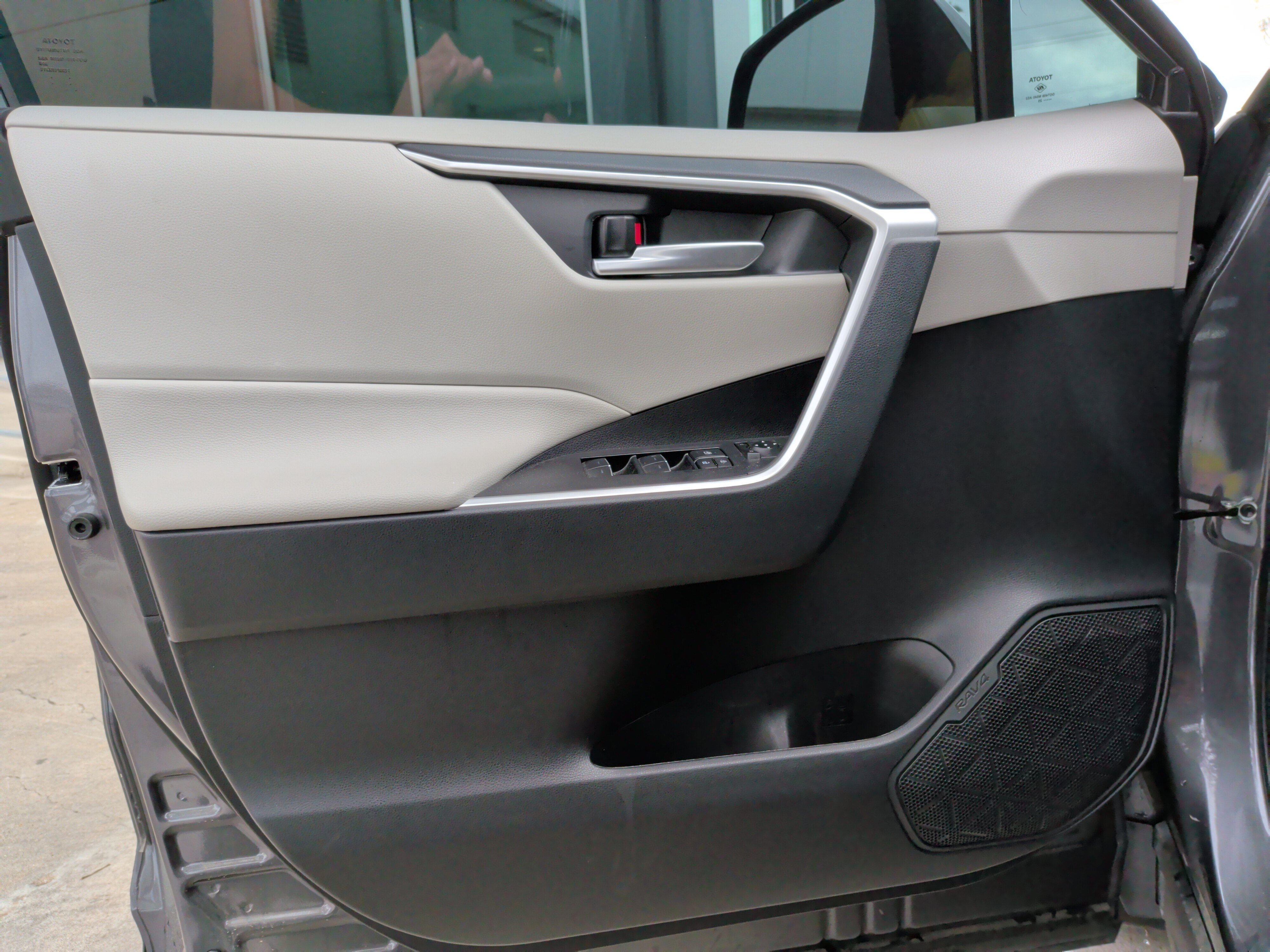 Used 2025 Toyota RAV4 XLE w/ Convenience Package image 13