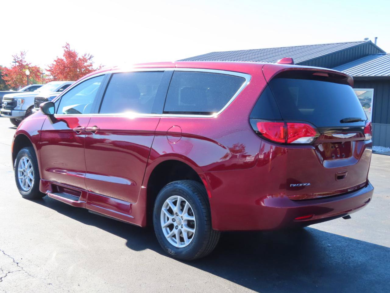 Used 2017 Chrysler Pacifica Touring FWD image 4
