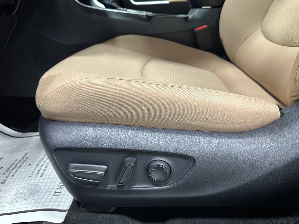 Used 2025 Toyota RAV4 XLE AWD/4WD image 12