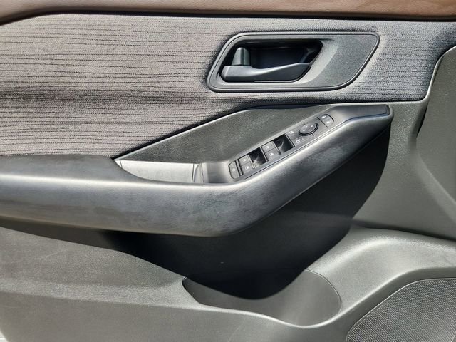 Used 2023 Nissan Rogue S image 21