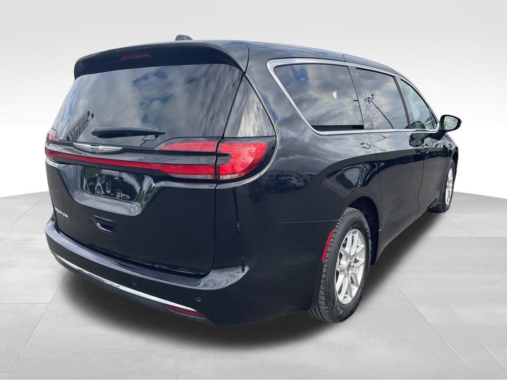 Used 2023 Chrysler Pacifica Touring-L FWD image 16