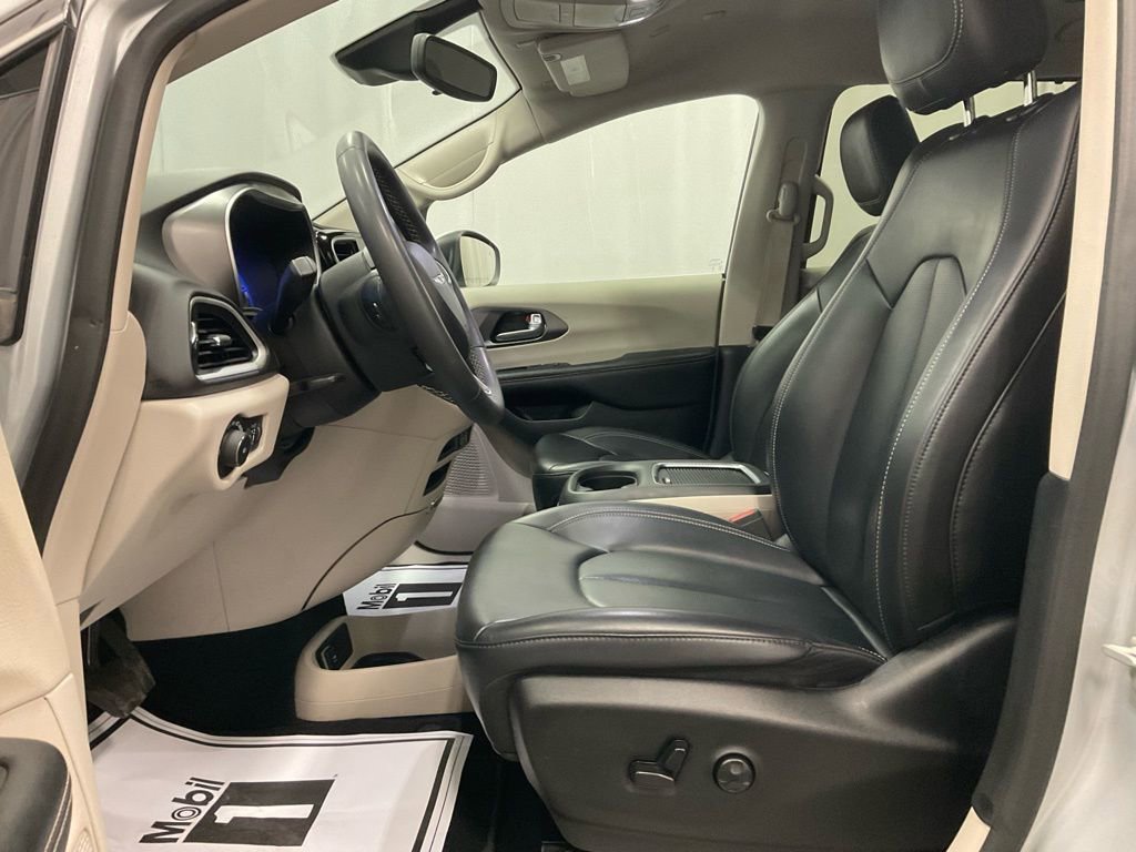 Used 2023 Chrysler Pacifica Touring-L image 4