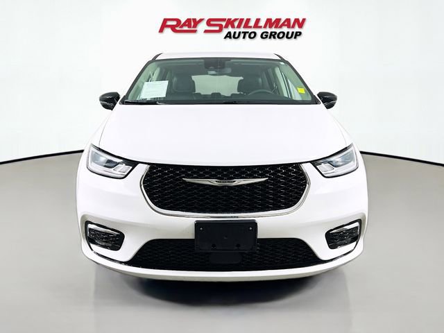 Used 2024 Chrysler Pacifica Touring-L image 2