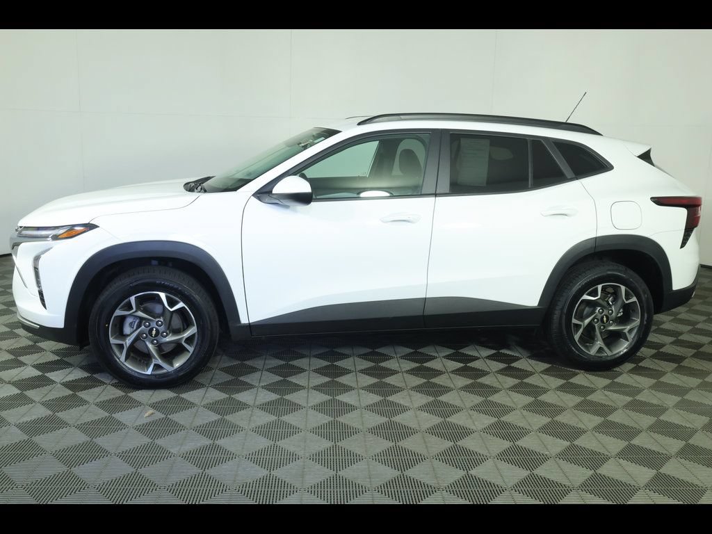 Certified 2025 Chevrolet Trax LT w/ LT Convenience Package FWD image 5