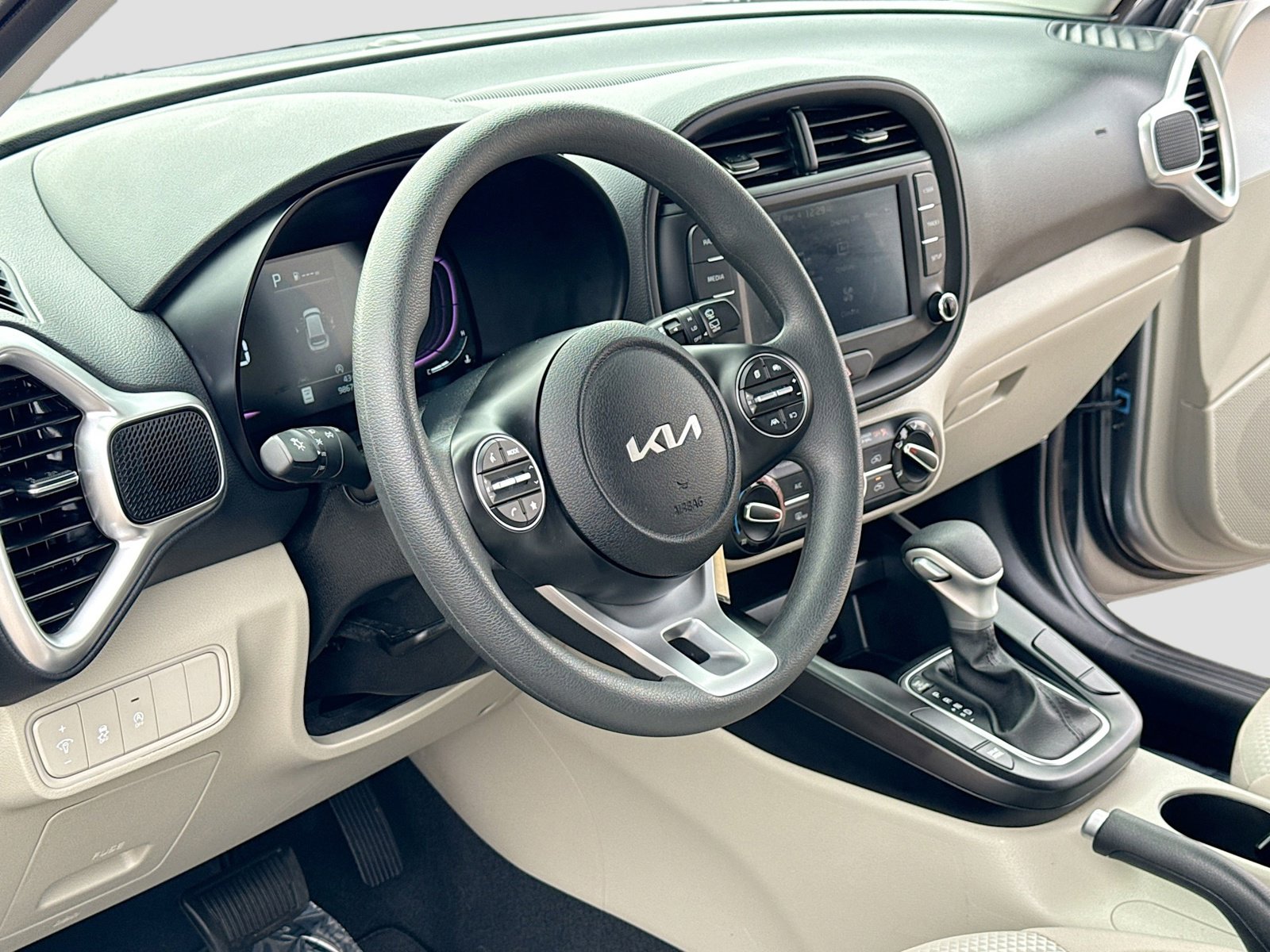 Used 2025 Kia Soul LX image 4