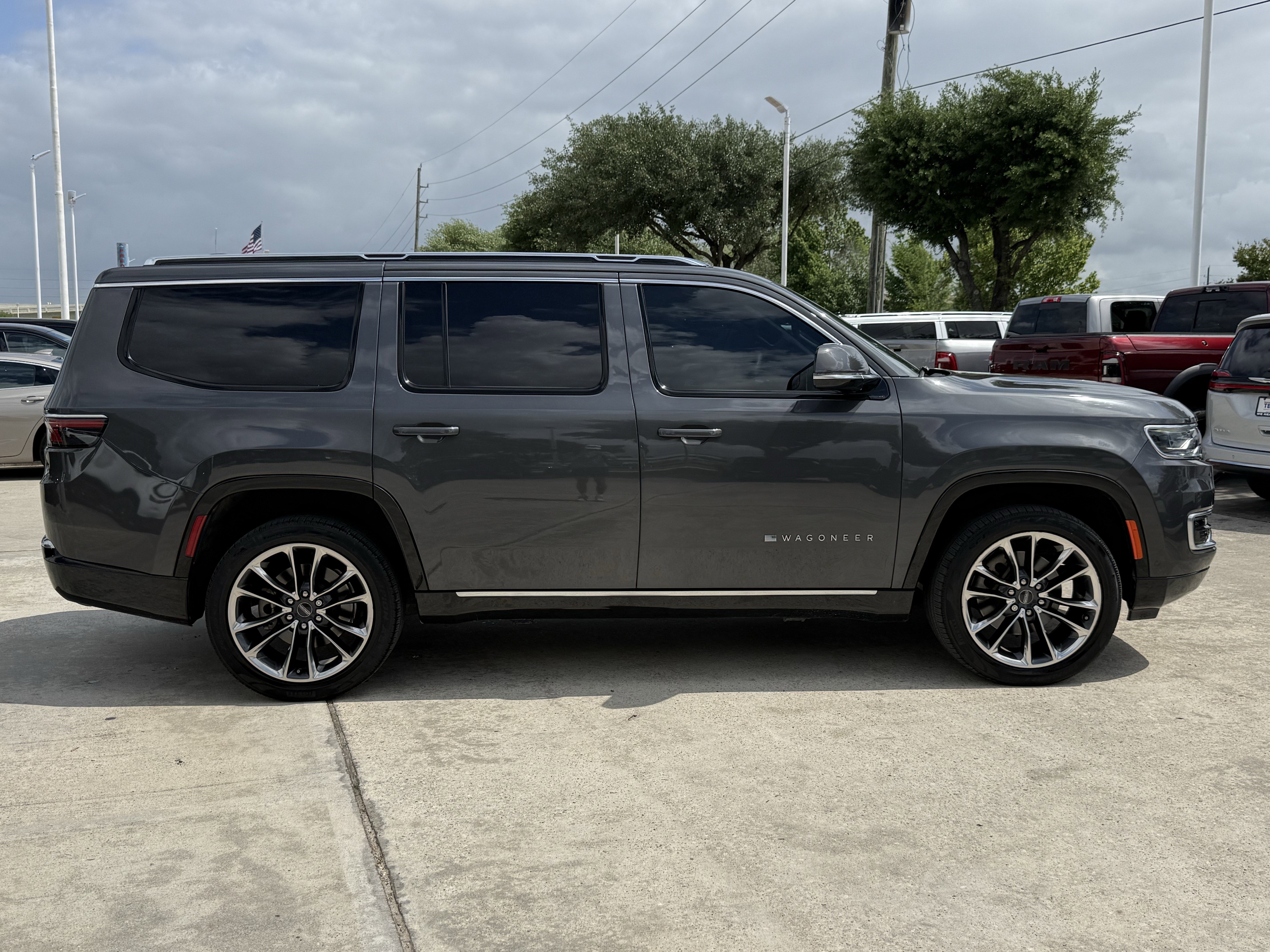 Used 2022 Jeep Wagoneer Series III w/ Premium Group I RWD image 3