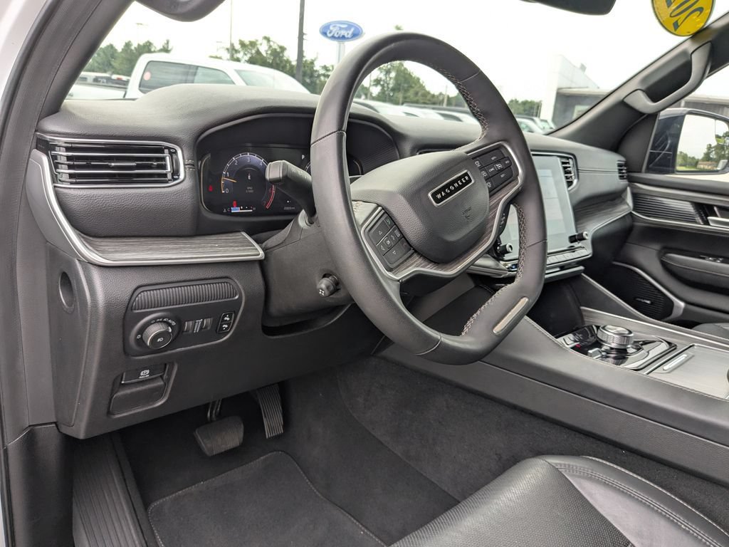 Used 2024 Jeep Wagoneer Series II AWD/4WD image 2