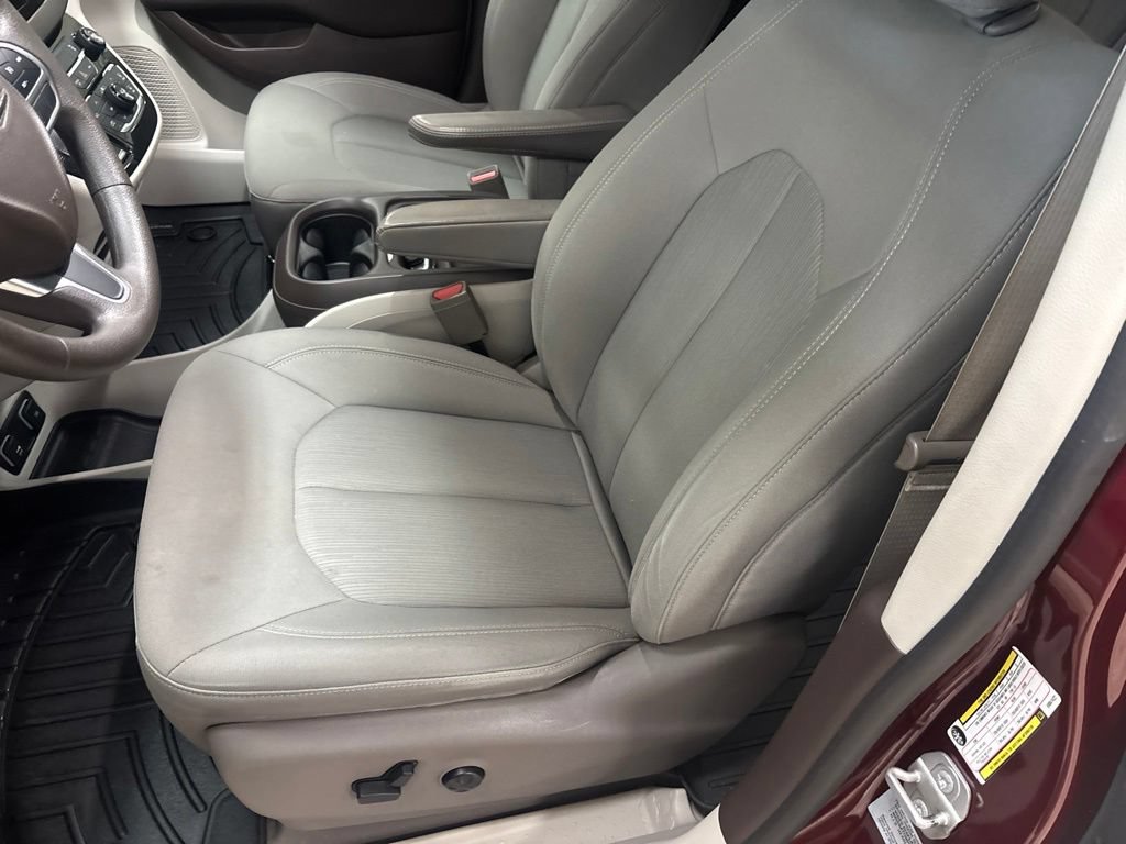 Used 2017 Chrysler Pacifica Touring Plus w/ Tire & Wheel Group FWD image 21