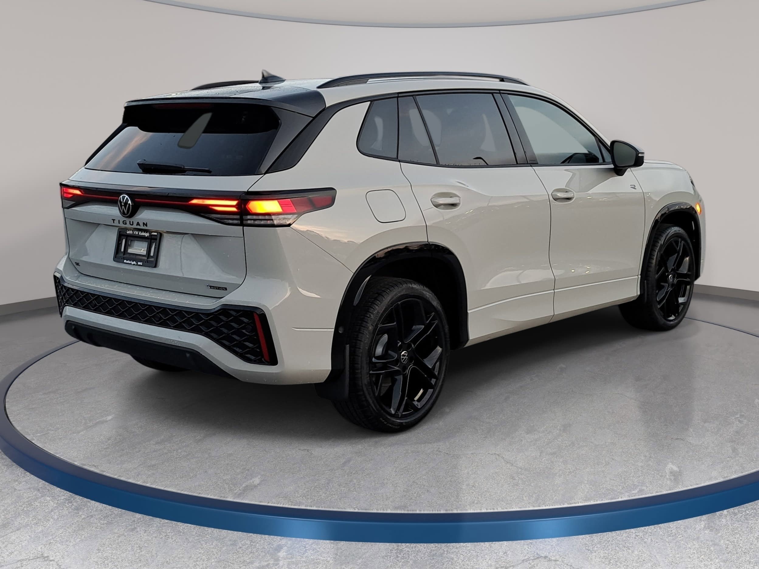 New 2026 Volkswagen Tiguan SE R-Line AWD/4WD image 5