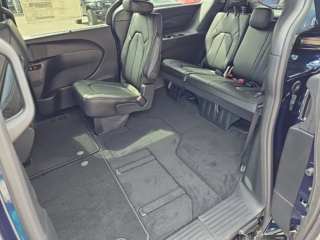 New 2025 Chrysler Pacifica Select image 22