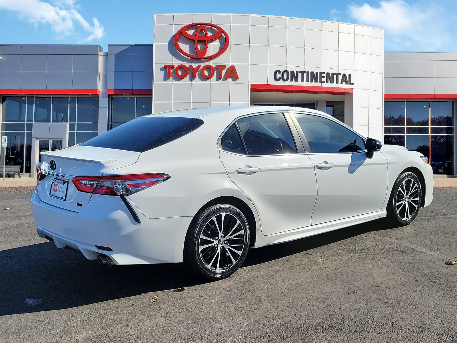 Certified 2018 Toyota Camry SE w/ Moonroof Package image 5