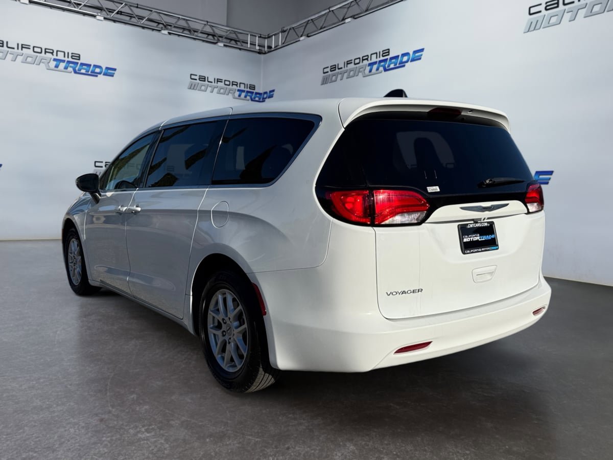 Used 2021 Chrysler Voyager LX image 7