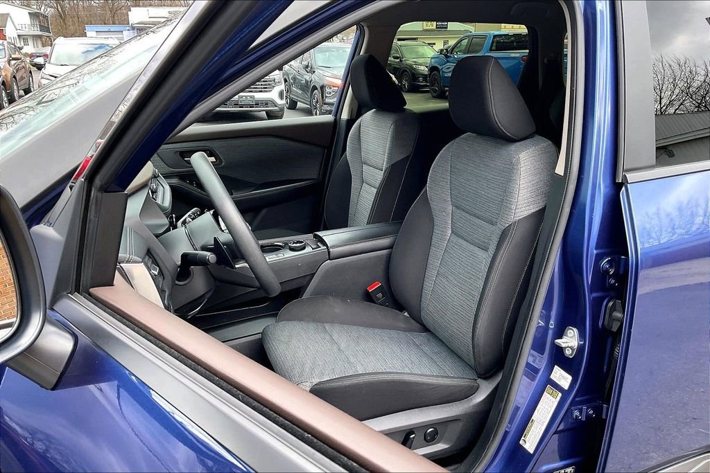 Used 2023 Nissan Rogue SV image 24