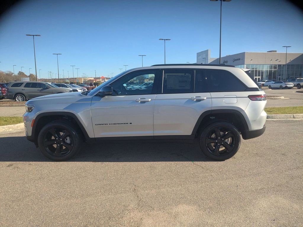 New 2025 Jeep Grand Cherokee Limited w/ Black Appearance Package image 2