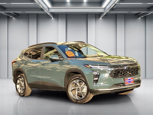 Used 2025 Chevrolet Trax LT w/ LPO, Blackout Package