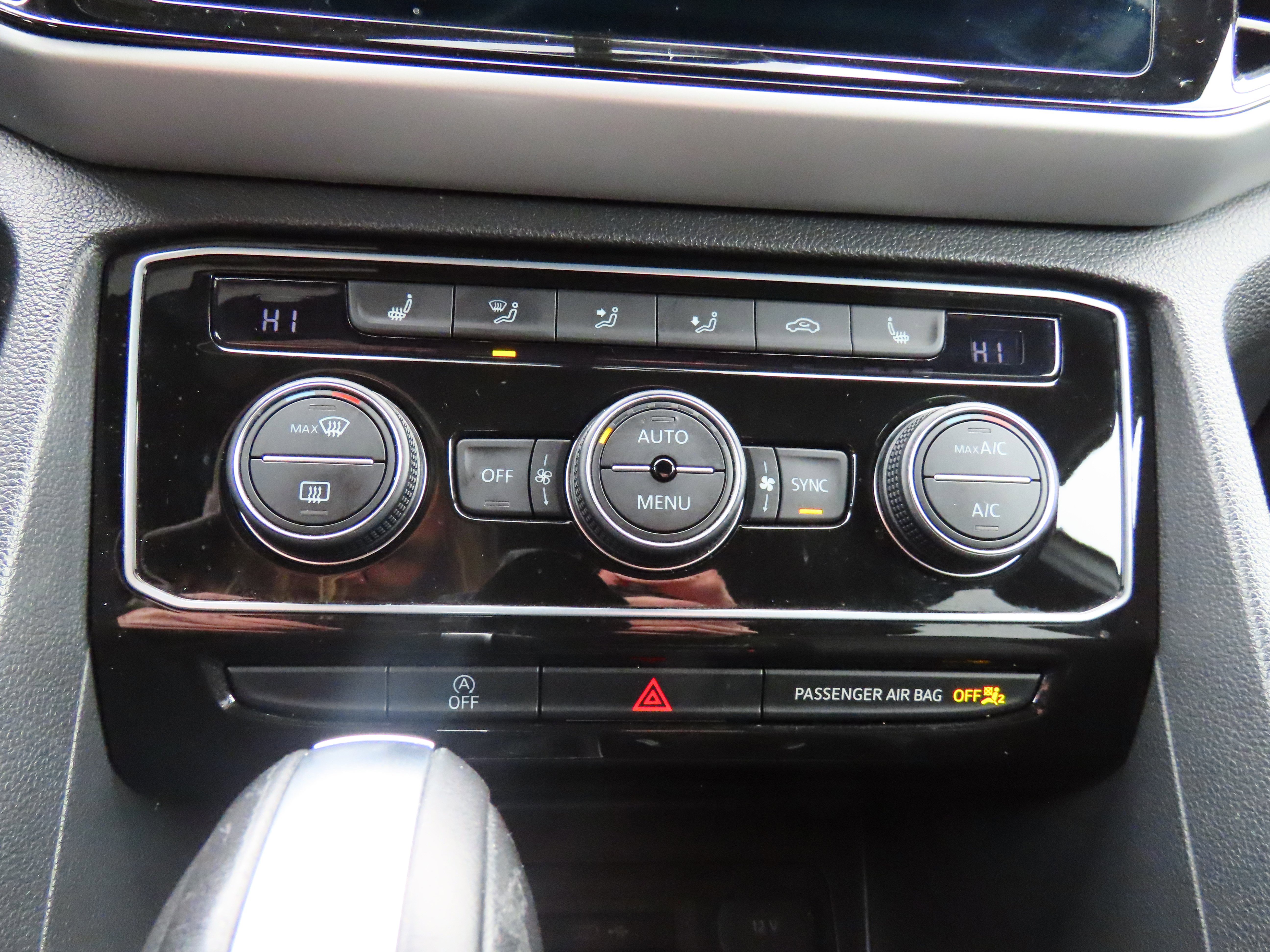 Used 2022 Volkswagen Atlas Cross Sport SE w/ Panoramic Sunroof Package image 28