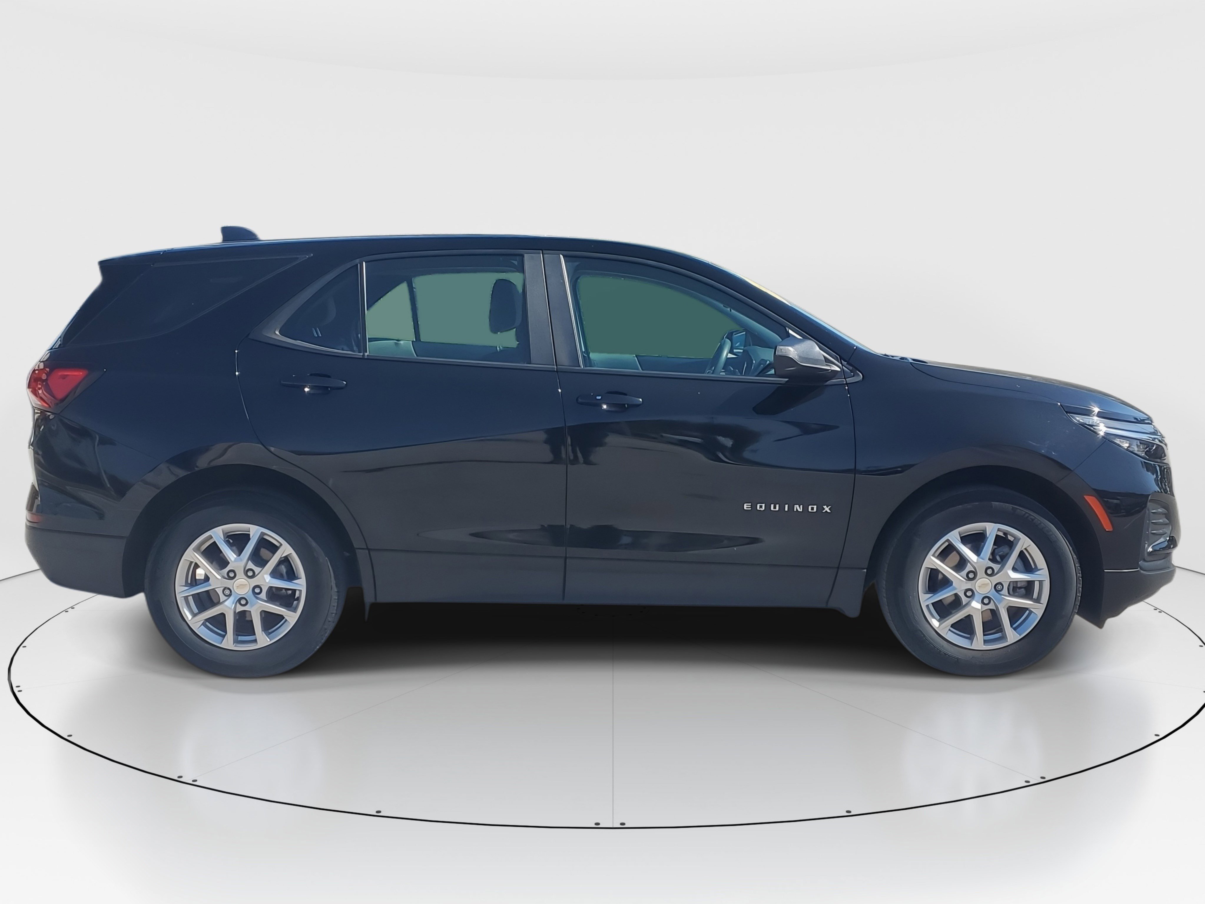 Used 2023 Chevrolet Equinox LS image 2