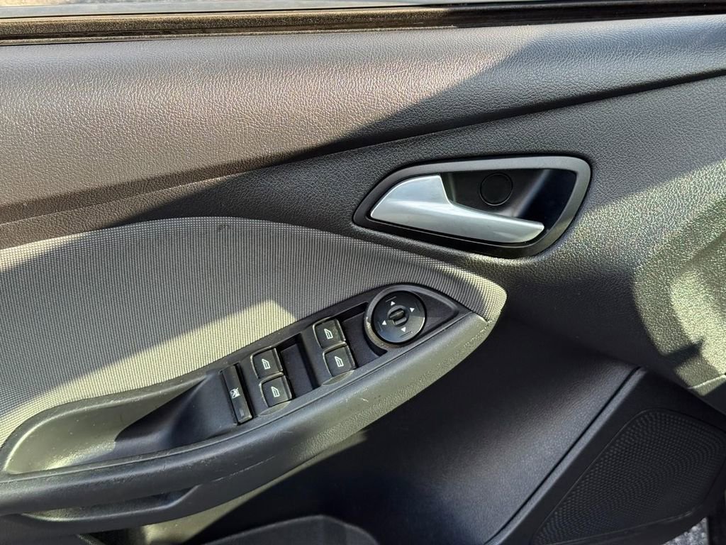Used 2014 Ford Focus SE w/ SE Winter Package image 16