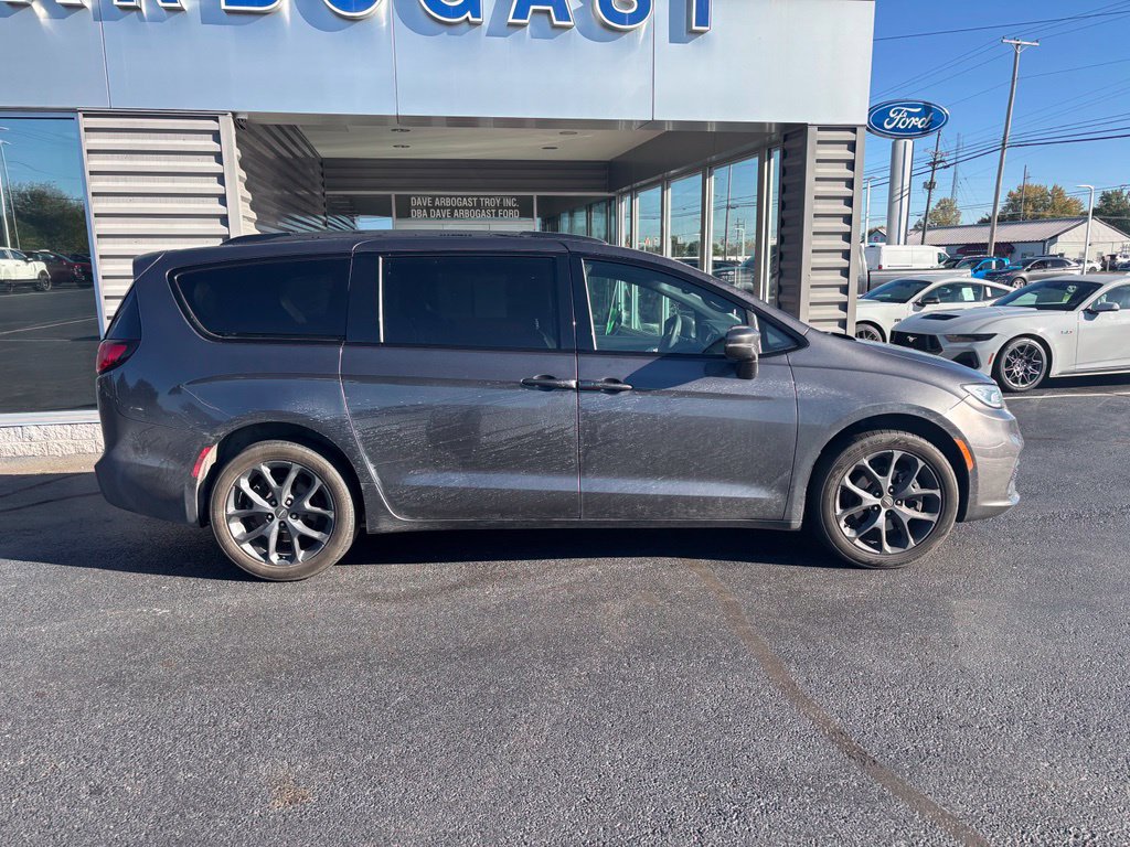 Used 2022 Chrysler Pacifica Touring-L w/ S Appearance Package AWD/4WD image 4