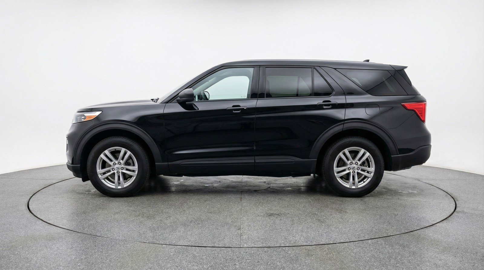 Used 2024 Ford Explorer XLT w/ Equipment Group 202A AWD/4WD image 5